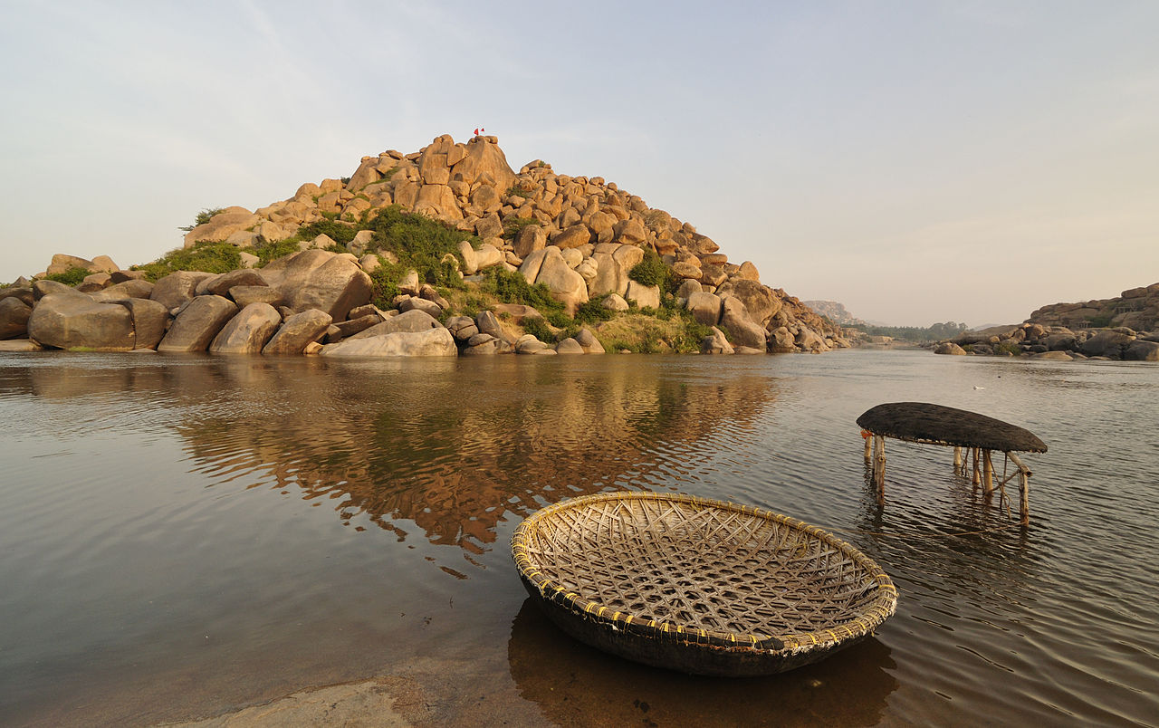 images/Coracles_and_Tungabhadra_River.jpg