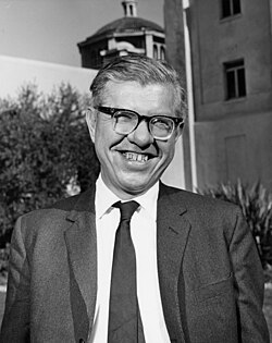 images/Fred_Hoyle.jpg