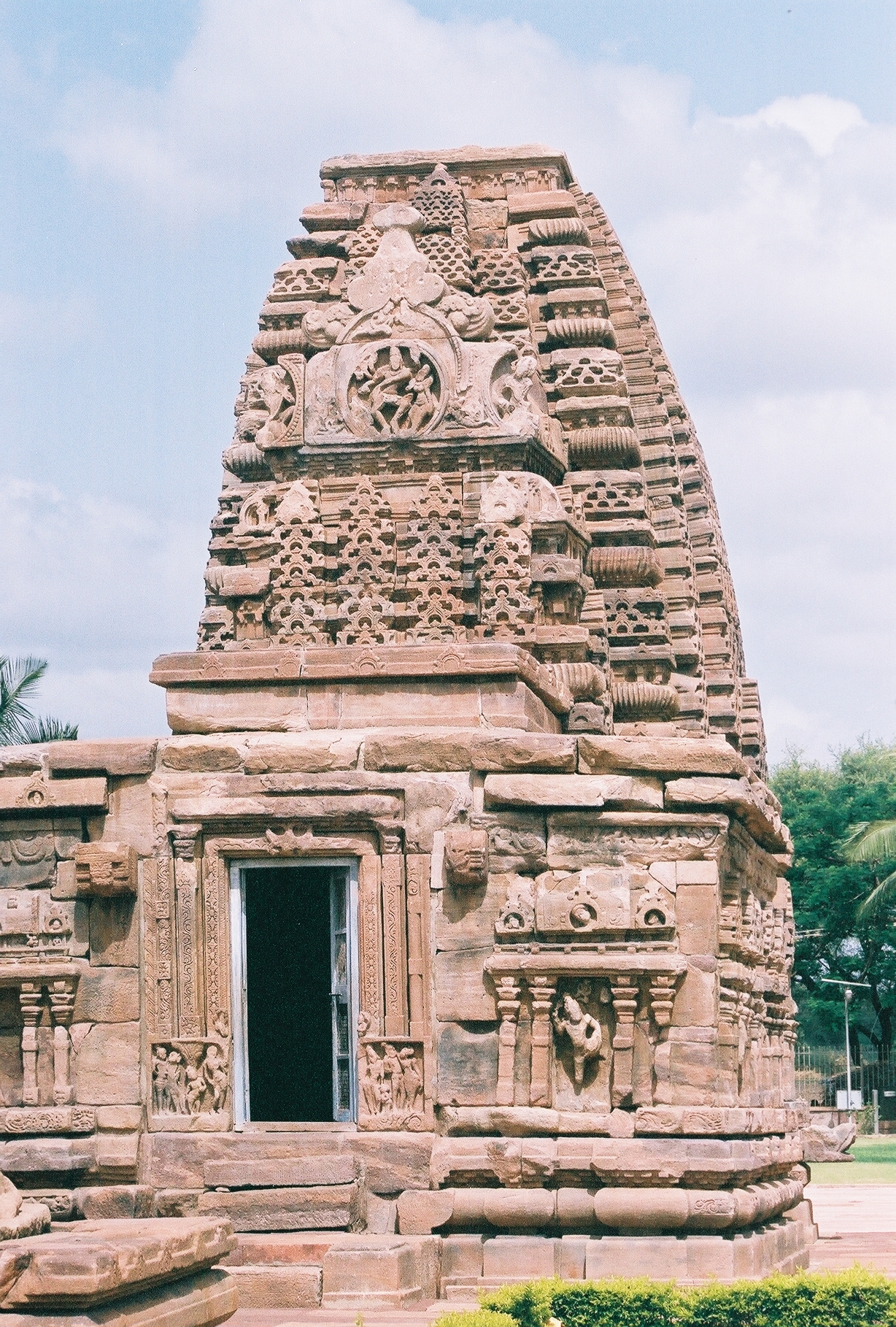 images/Kasivisvanatha_temple_at_Pattadakal.jpg